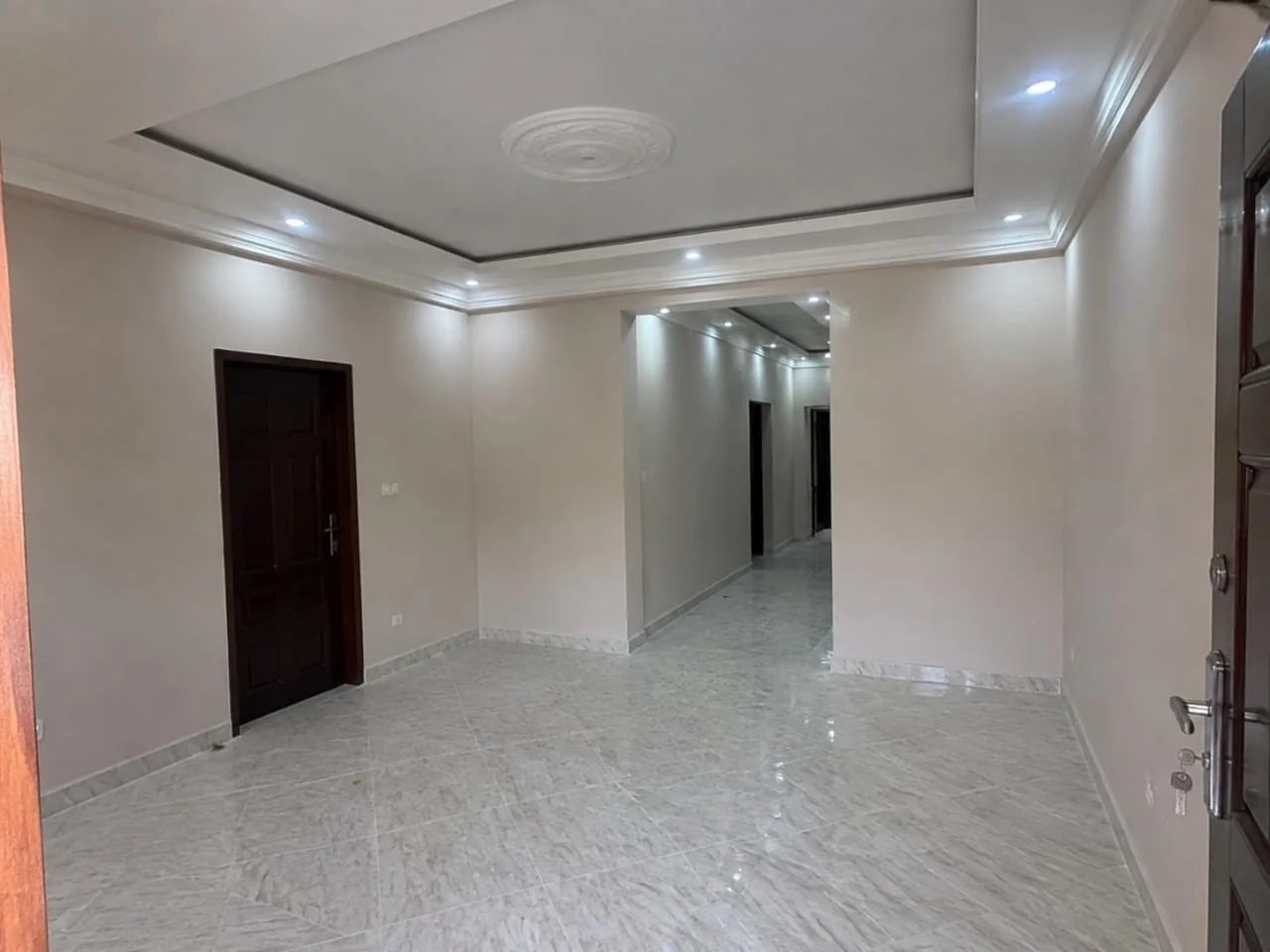Chambre avec plafond décoratif, éclairage intégré et revêtement de sol