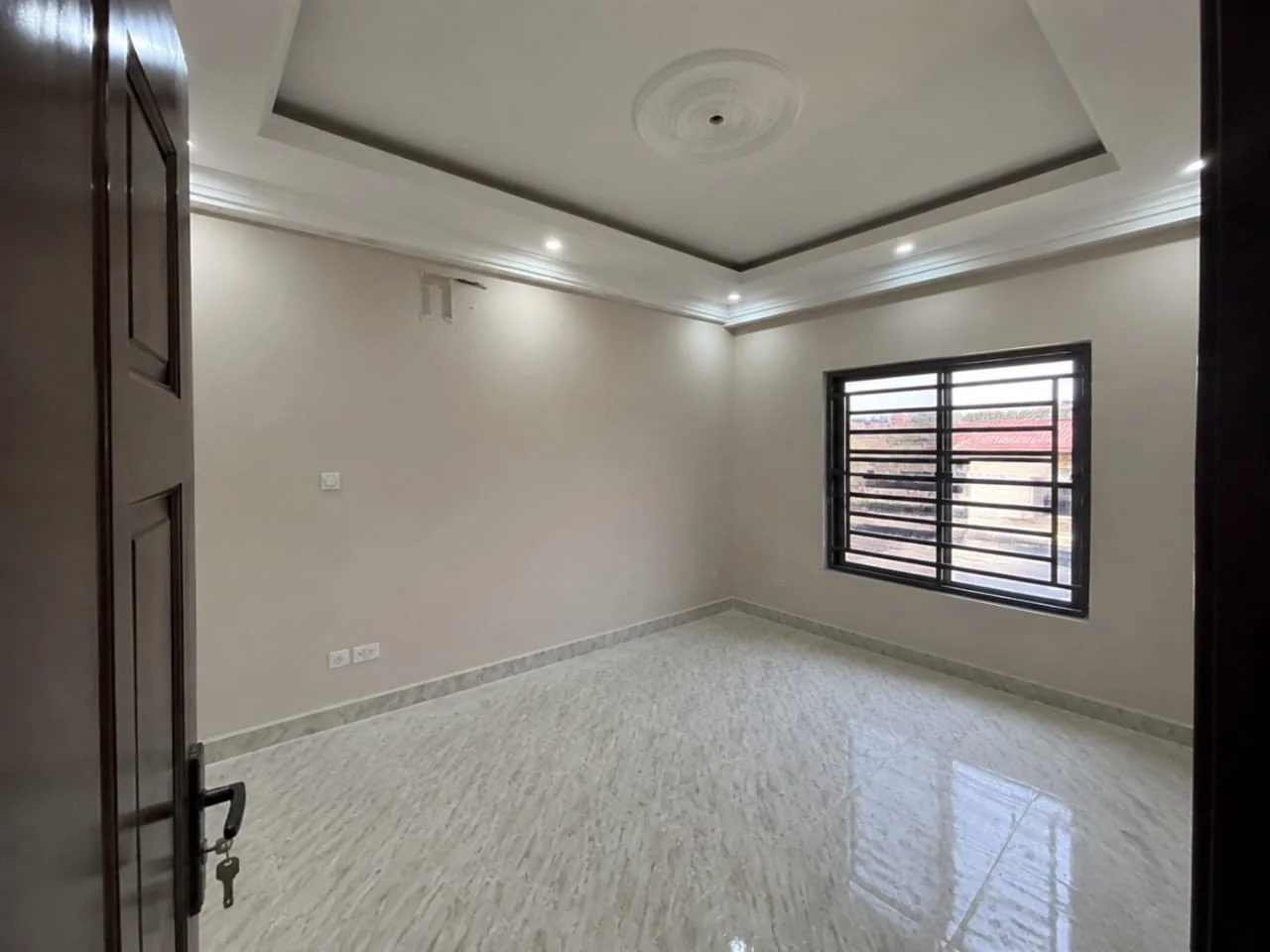 Chambre avec fenêtre sécurisée, plafond décoratif et revêtement de sol