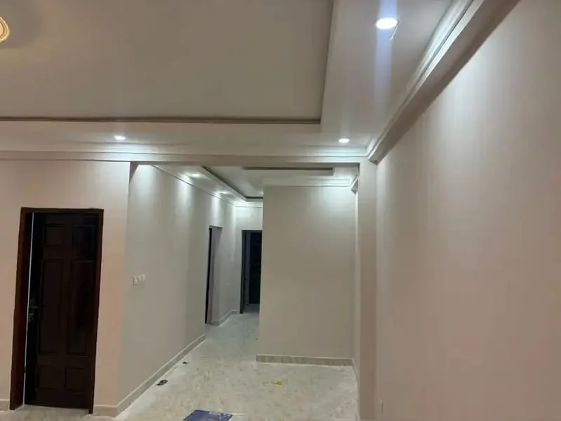 Couloir intérieur avec éclairage intégré et finitions murales