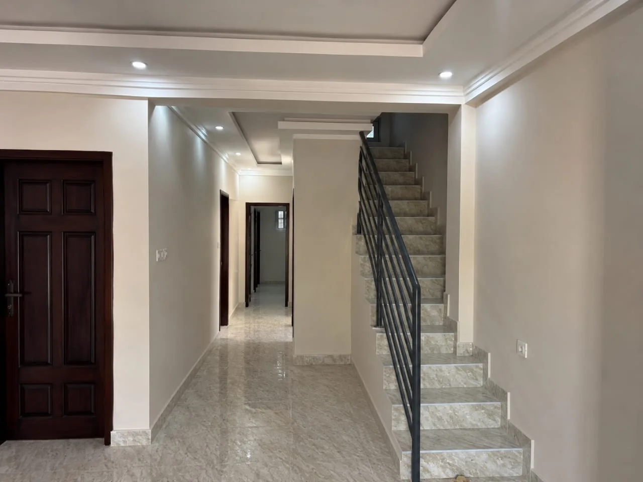 Escalier intérieur avec garde-corps métallique et revêtement