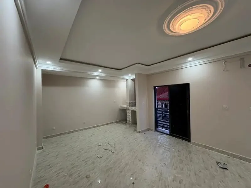 Espace de séjour avec faux plafond et éclairage intégré